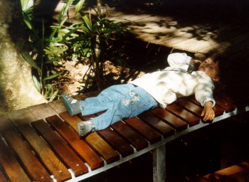 Maeva si stende sul lettino e ascolta la spiegazione