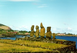 statue nei pressi del porto di Hanga Roa