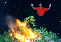 io accanto alla buca dei Firewalkers in preparazione