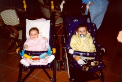 da sx a dx: il diavolo ( Maeva ) e l'acqua santa ( Valentina )