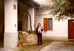 la piazzetta con il pozzo vicino le stanze da letto...