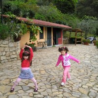 Maeva e Valentina vicino al nostro alloggio...