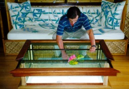 il tavolino nel bungalow a Bora Bora