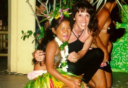 Maria e la bambina Polinesiana a Raiatea