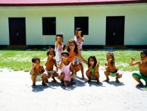 ...all'uscita di un asilo a Moorea ( il gesto con le mani è un augurio...)