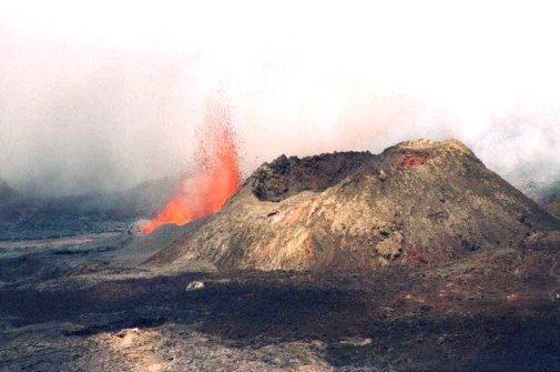 Il Piton de la Fournaise in una sua modesta ma spettacolare eruzione !