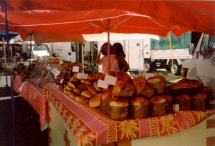 mercato di St.Paul: i similpanettoni, il pane