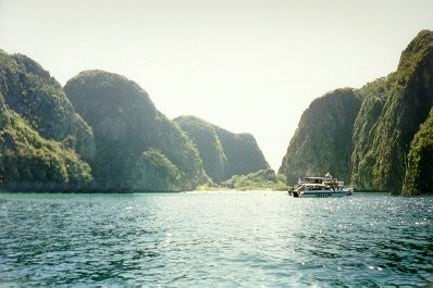 Ma-Ya Bay, sullo sfondo una imbarcazione di un dive-center