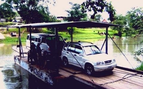 attraversare il Mopan River