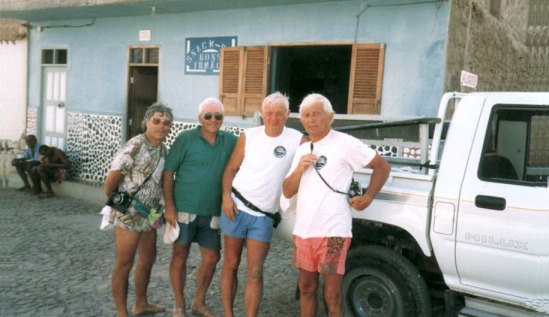 ...uno dei tanti bar, a destra il nostro pik up