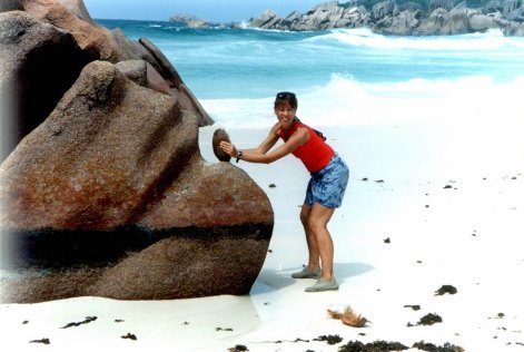 Lucia alle prese con un cocco...