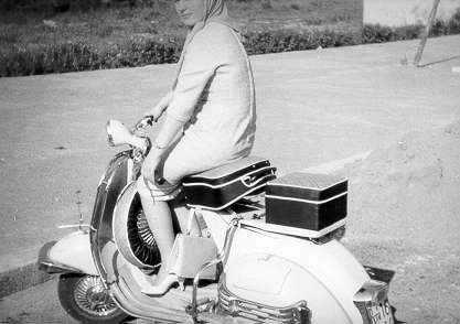 1960, notare i particolari del bauletto, ruota di scorta e poggia-piedi laterale...