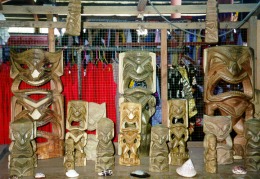 maschere sui banchi del mercato a Nuku 'Alofa